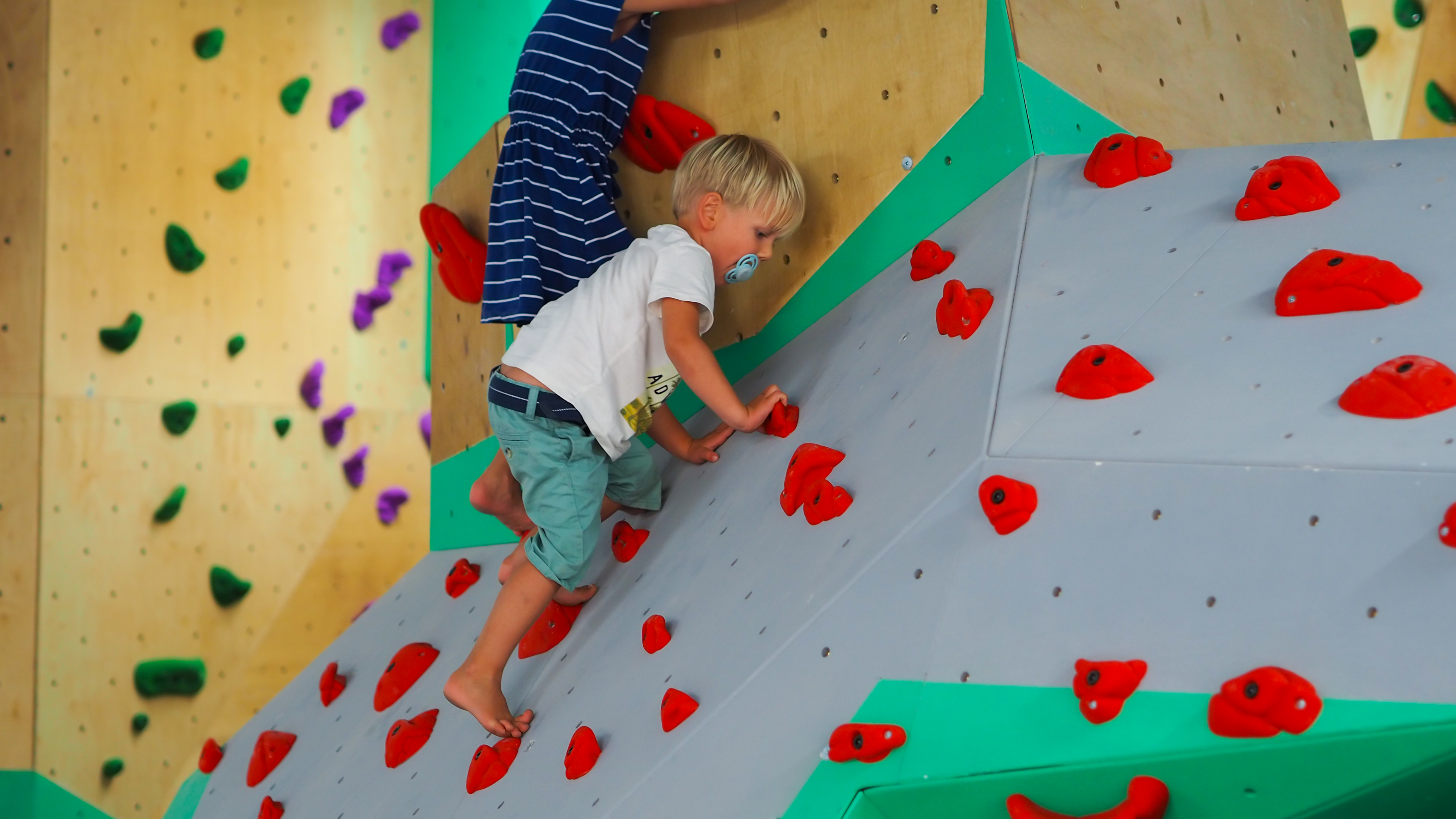 Enfant sur un mur de blocs